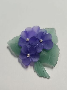 Vintage Avon Women’s Pin Brooch Violets Purple Flowers White Pearls Green Leaves
